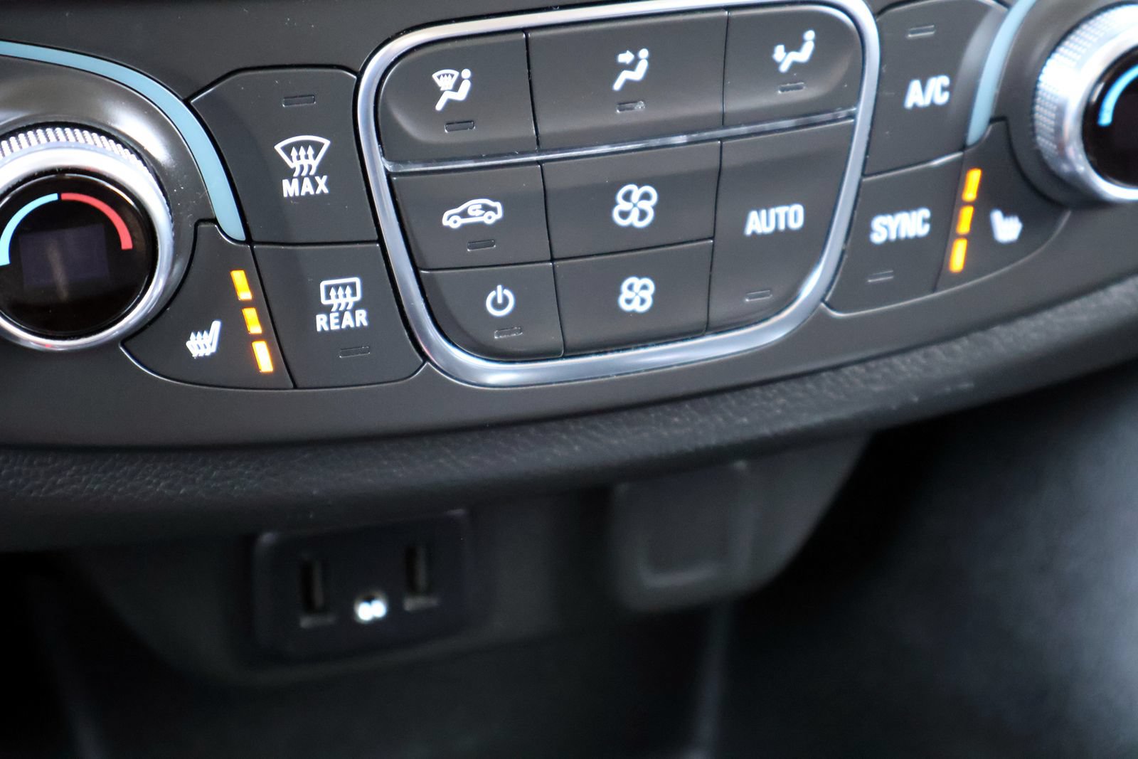 Used 2021 Chevrolet Traverse LT FWD image 22