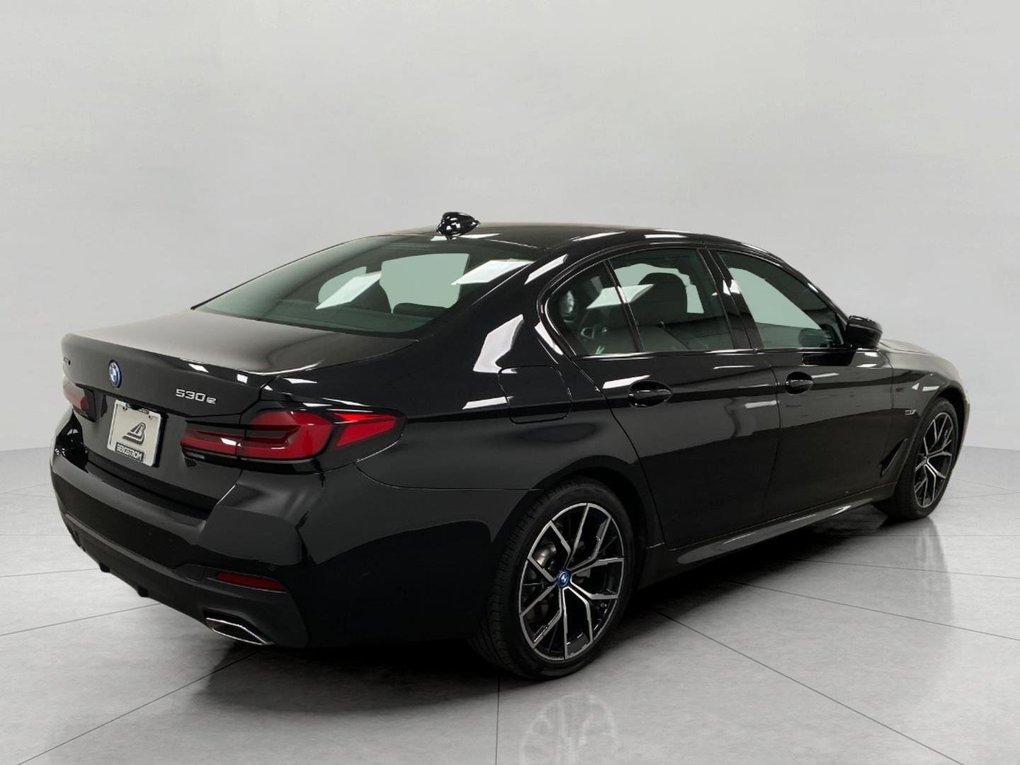 Used 2023 BMW 530e xDrive w/ Executive Package AWD/4WD image 3