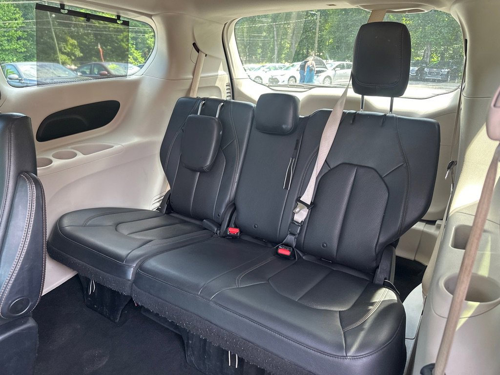 Used 2019 Chrysler Pacifica Touring-L image 14