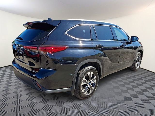 Used 2022 Toyota Highlander XLE AWD/4WD image 6