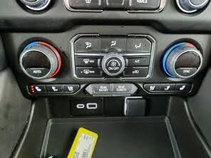 Used 2023 Chevrolet Suburban Premier image 17