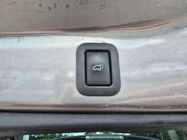 Used 2017 Toyota Highlander Plus AWD/4WD image 10