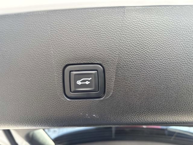 Used 2023 Chevrolet Traverse High Country image 9