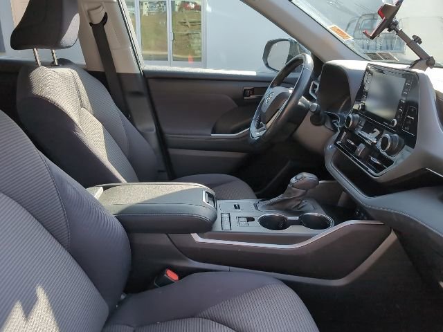Used 2022 Toyota Highlander LE AWD/4WD image 26