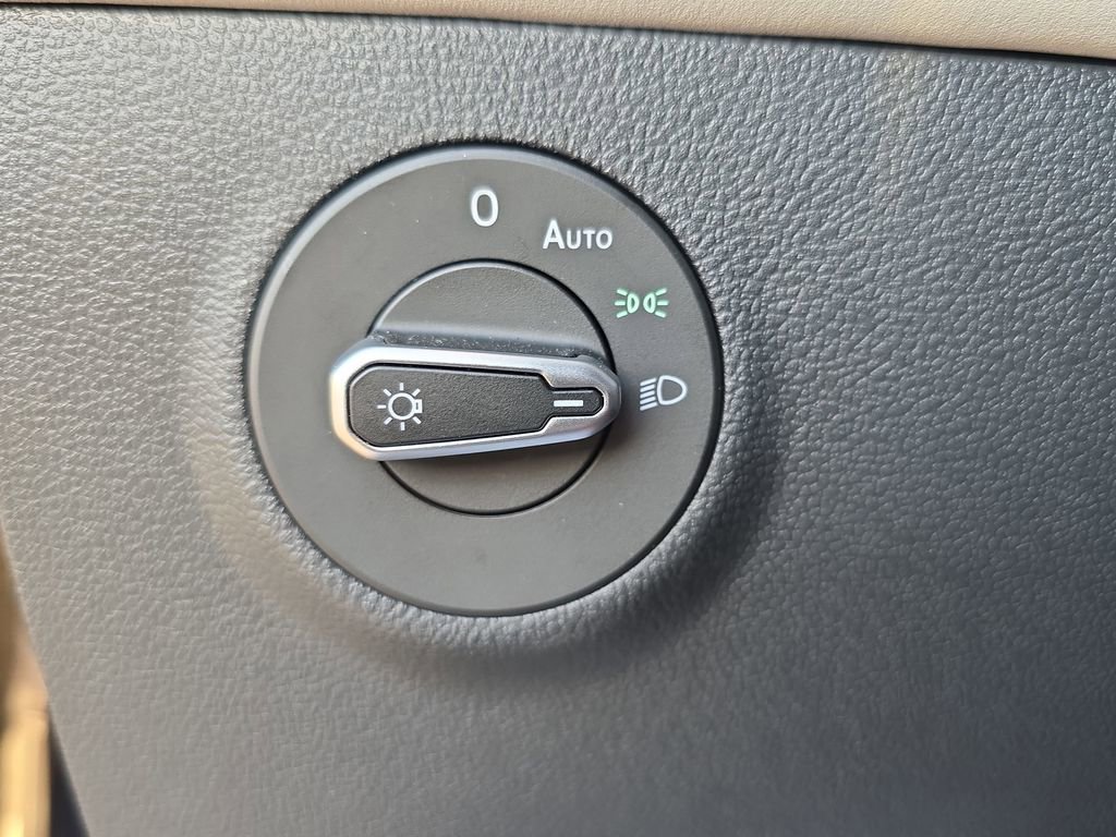 Used 2025 Volkswagen Taos SE AWD/4WD image 41