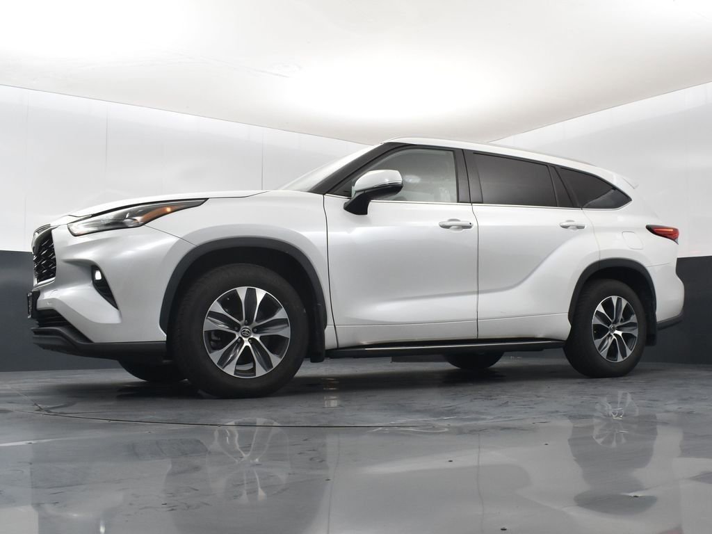 Used 2022 Toyota Highlander XLE image 12
