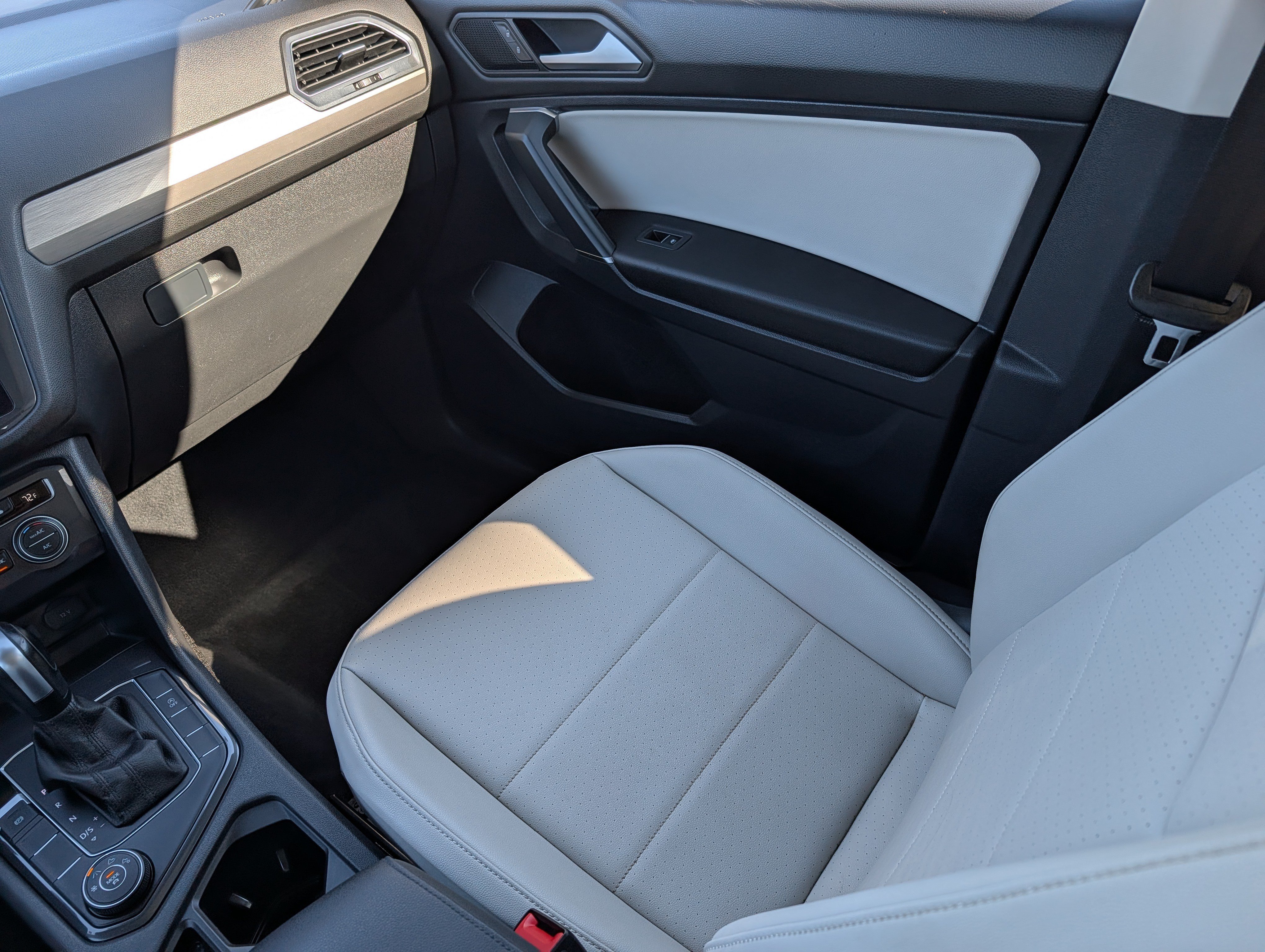 Used 2020 Volkswagen Tiguan SE w/ Panoramic Sunroof Package AWD/4WD image 11