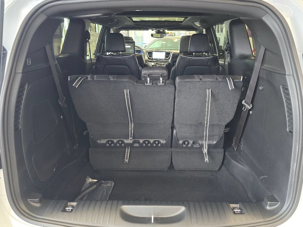 New 2026 Chrysler Pacifica Limited w/ Uconnect Theater Family Group FWD image 9