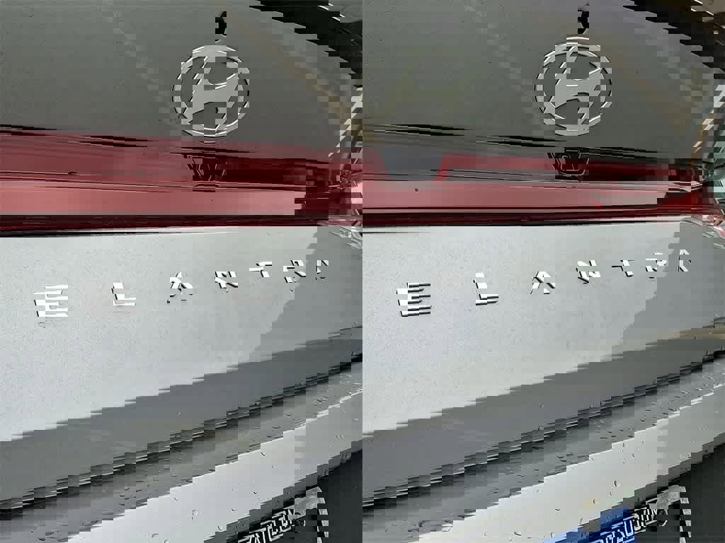 Certified 2025 Hyundai Elantra Sport image 31