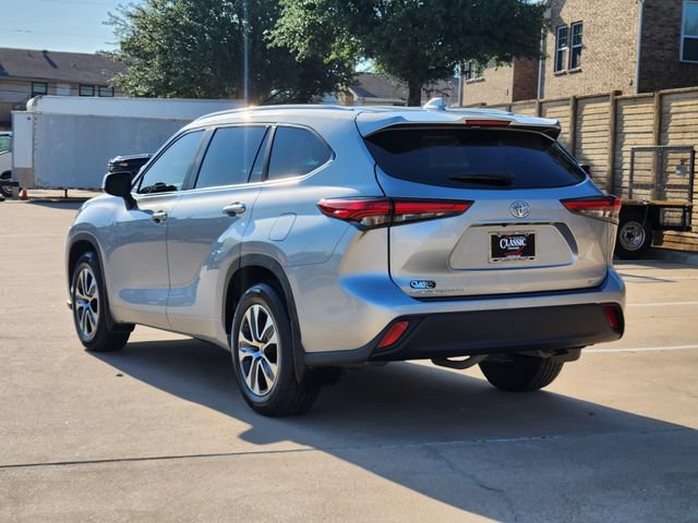 Used 2023 Toyota Highlander XLE FWD video 3
