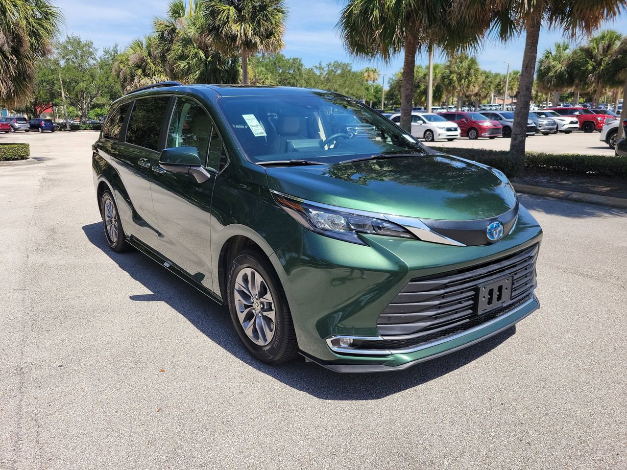 Used 2024 Toyota Sienna XLE AWD/4WD image 2