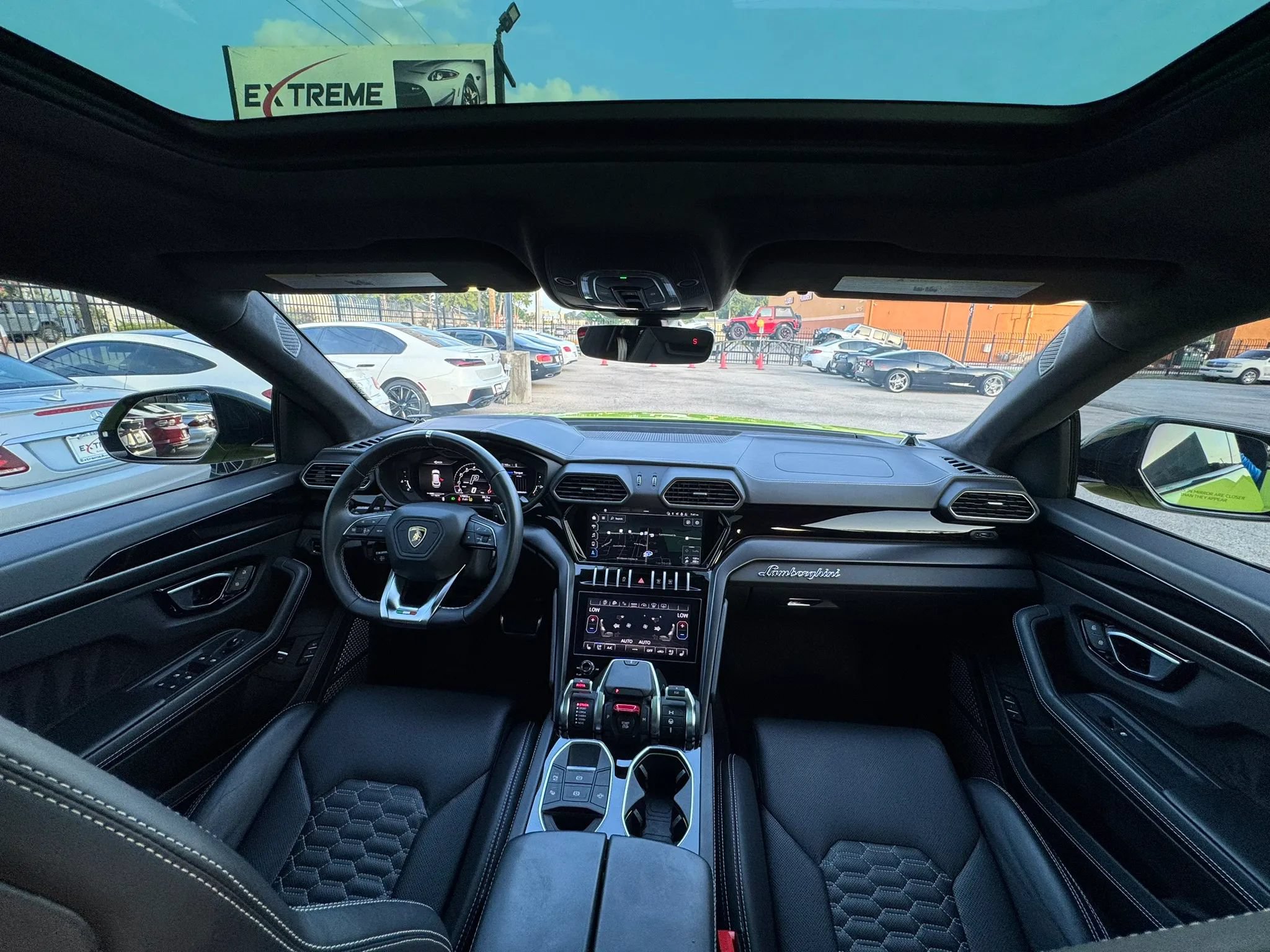 Used 2022 Lamborghini Urus AWD/4WD image 34