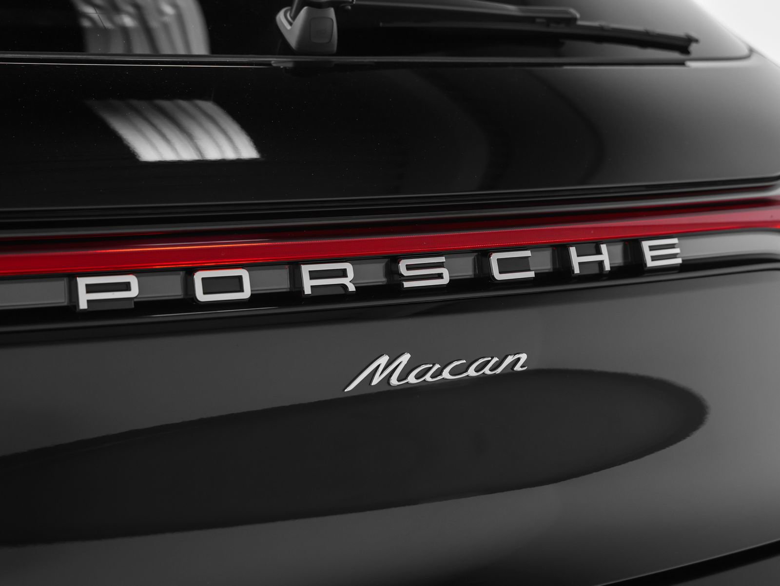 Certified 2025 Porsche Macan AWD/4WD image 18