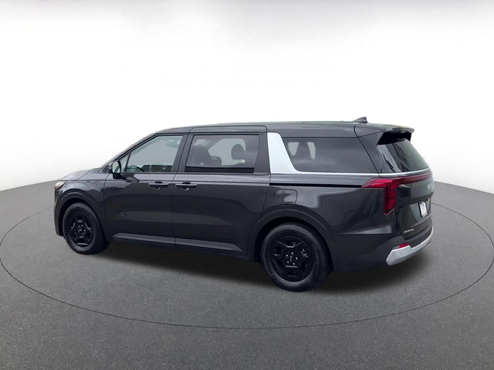 Used 2026 Kia Carnival FWD image 10