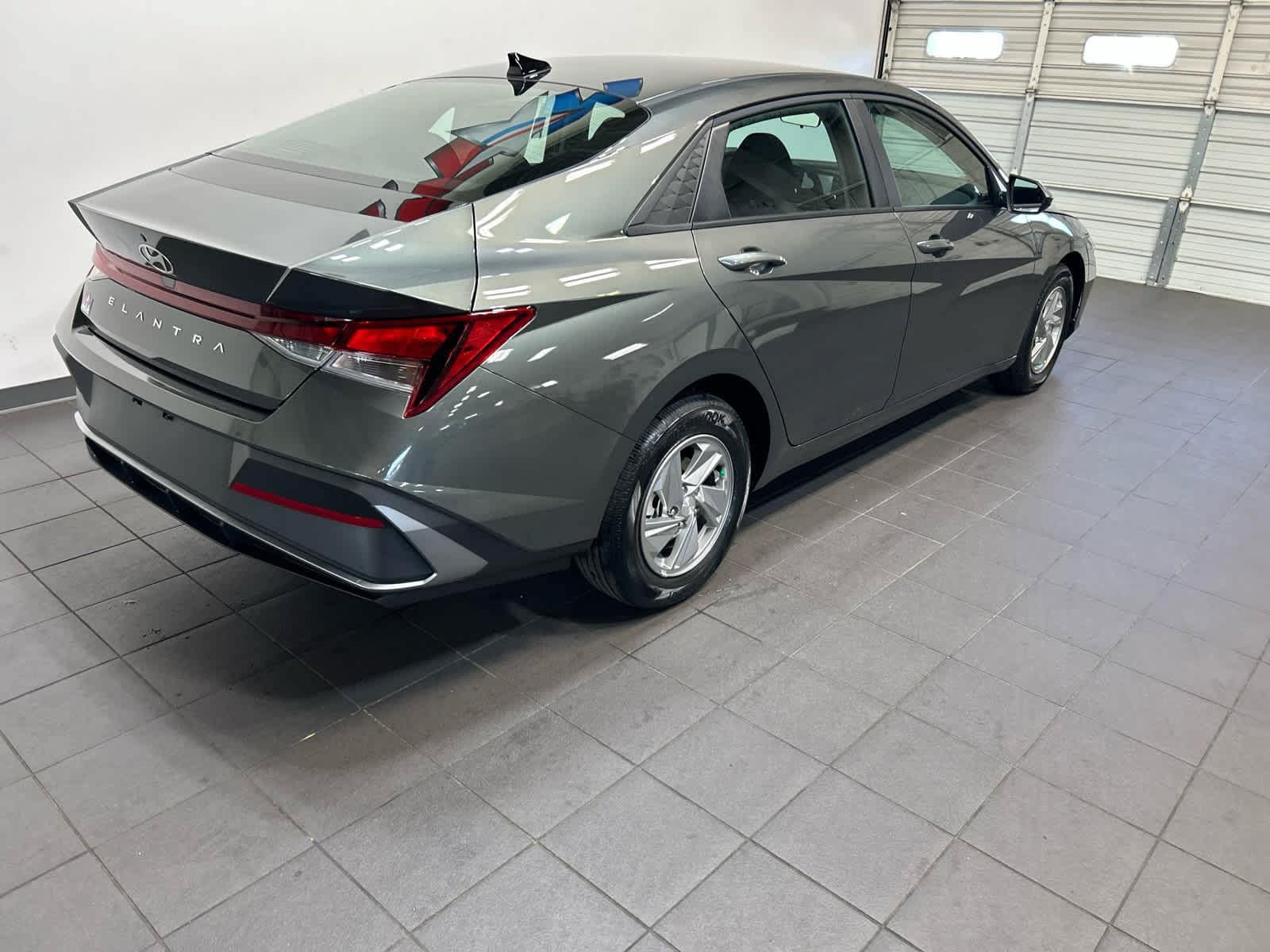 New 2026 Hyundai Elantra SE FWD image 3