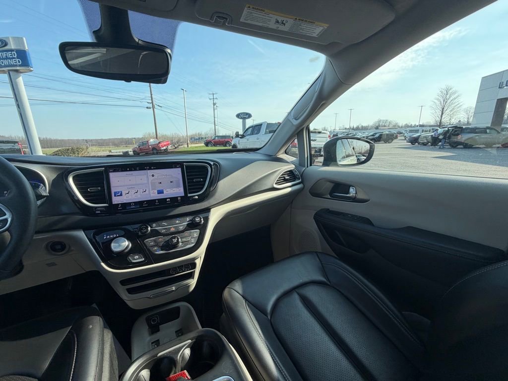 Used 2023 Chrysler Pacifica Touring-L image 18