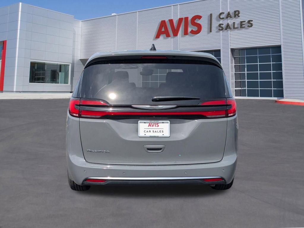 Used 2025 Chrysler Pacifica Select image 7