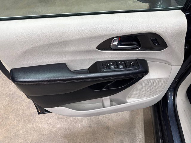 Used 2020 Chrysler Pacifica Touring-L image 34