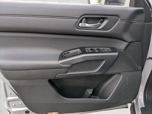 Used 2022 Nissan Pathfinder SL FWD image 11