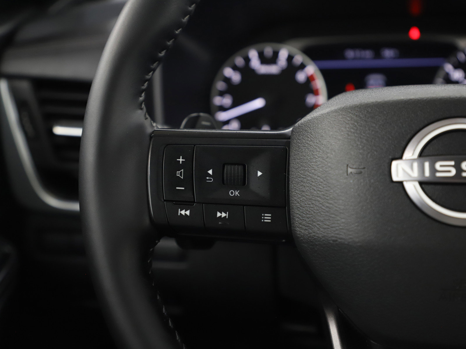 Used 2025 Nissan Rogue SV image 27