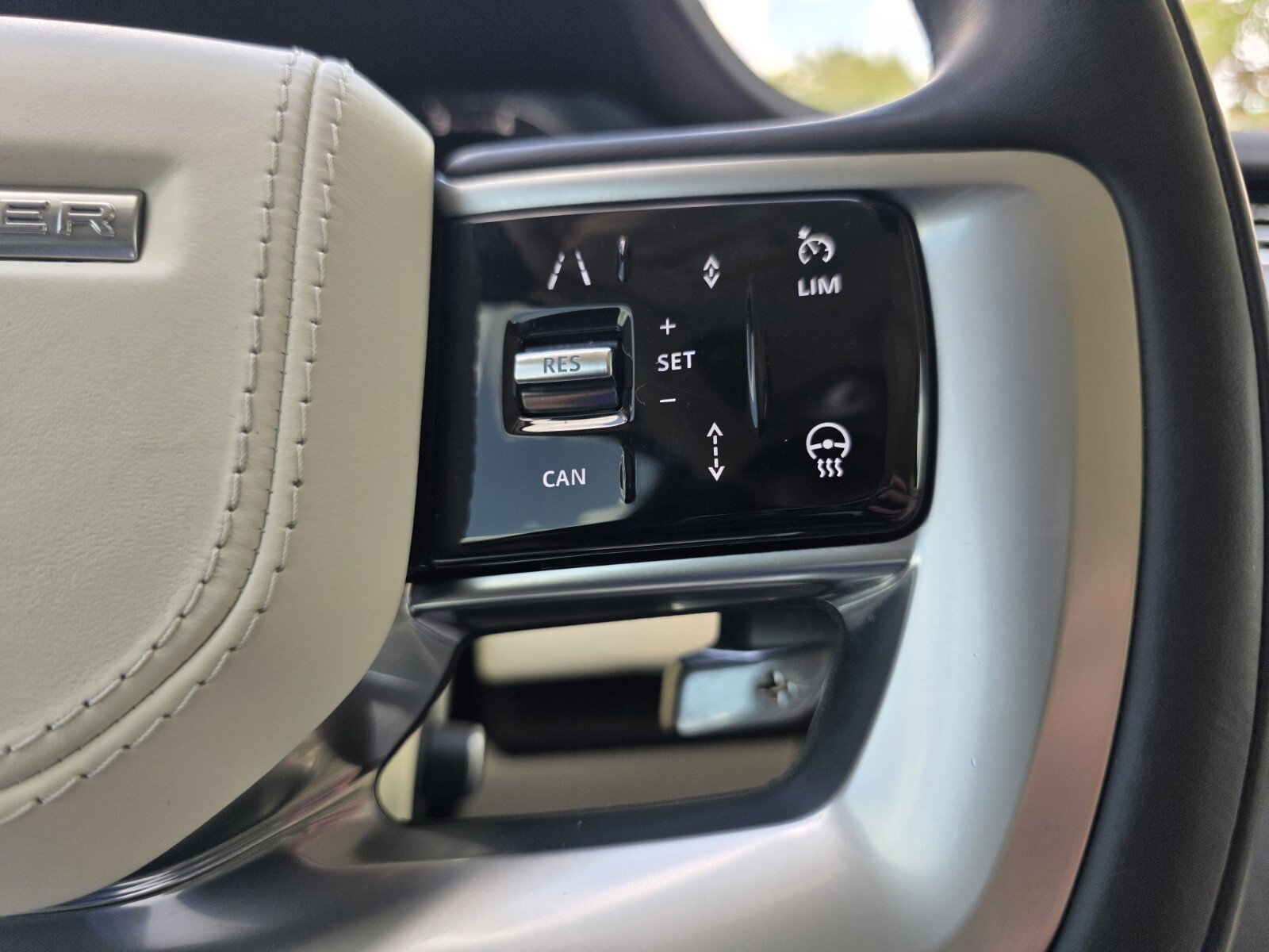 Certified 2024 Land Rover Range Rover SE image 25