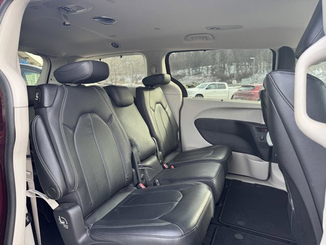 Used 2022 Chrysler Pacifica Touring-L w/ Uconnect Theater Family Group image 15