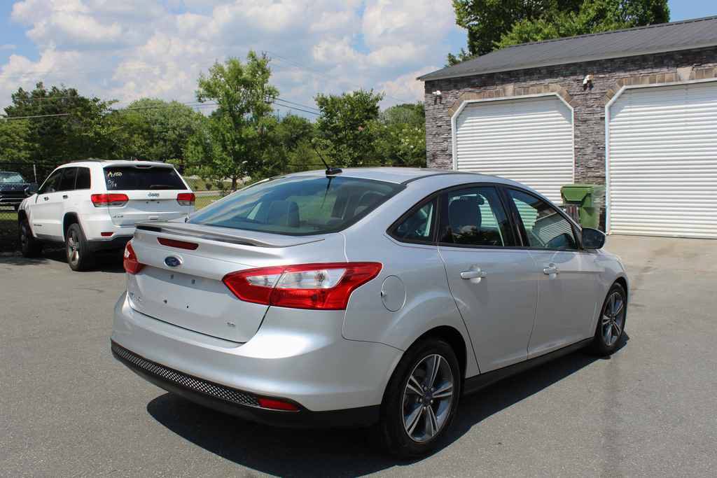 Used 2014 Ford Focus SE w/ SE Sport Package FWD image 5