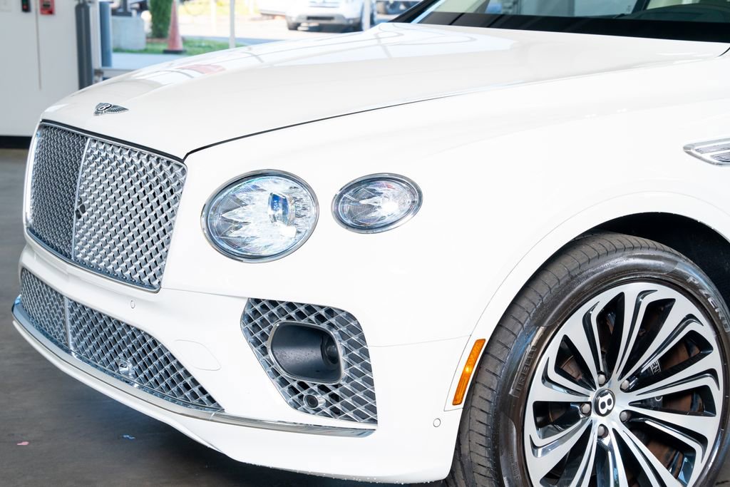 Used 2021 Bentley Bentayga Plug-In Hybrid image 12