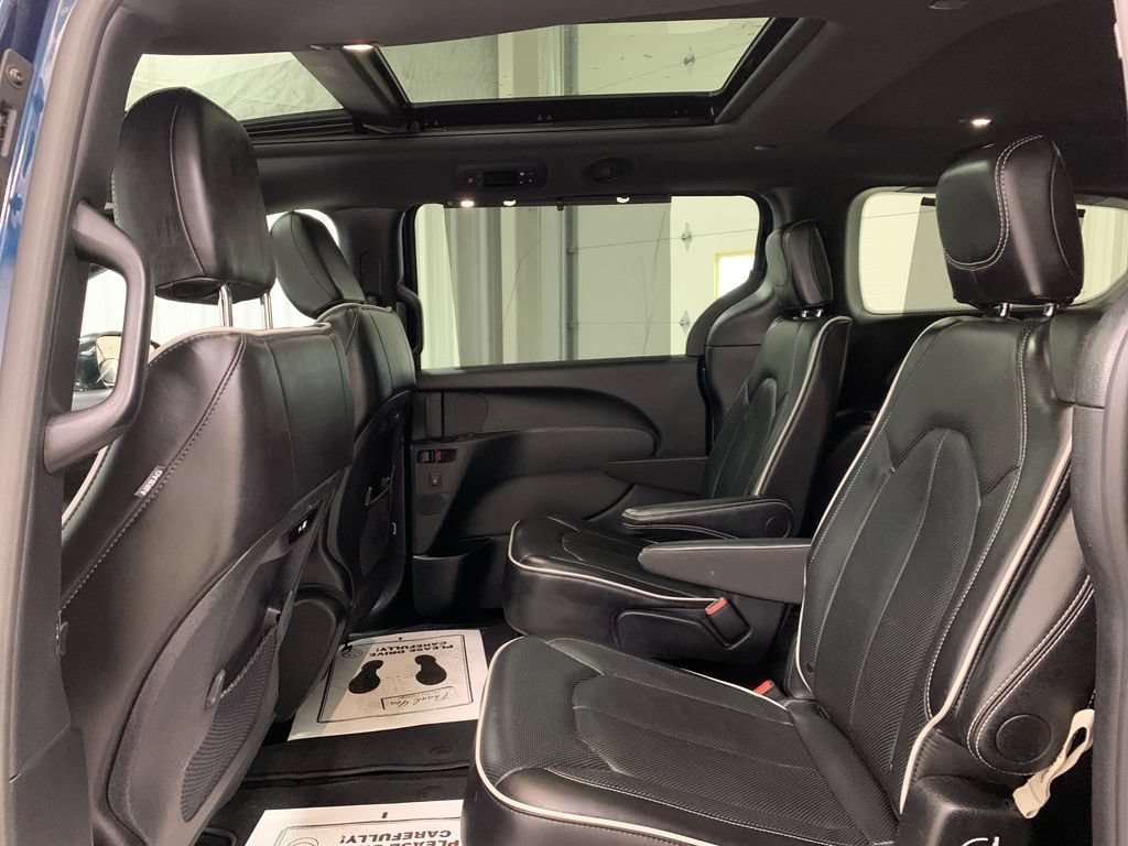 Used 2025 Chrysler Pacifica Limited FWD image 20