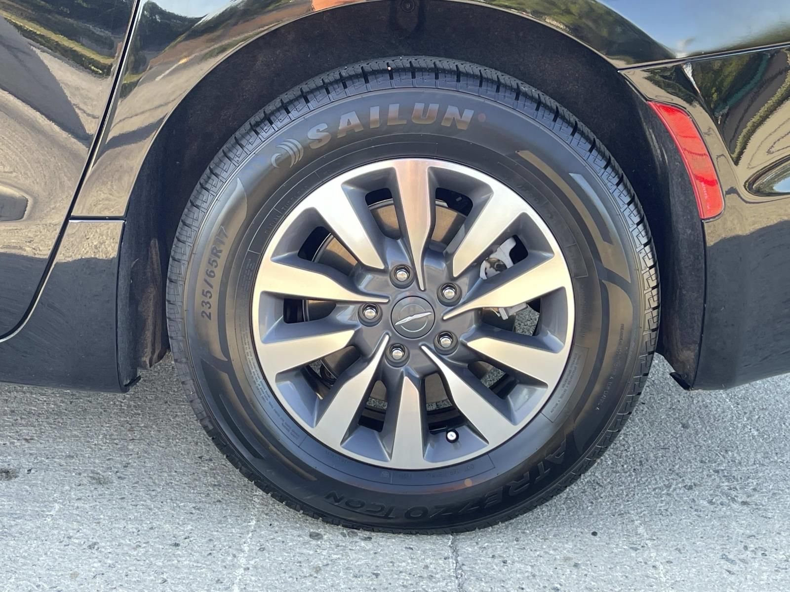 Used 2024 Chrysler Pacifica Limited FWD image 25