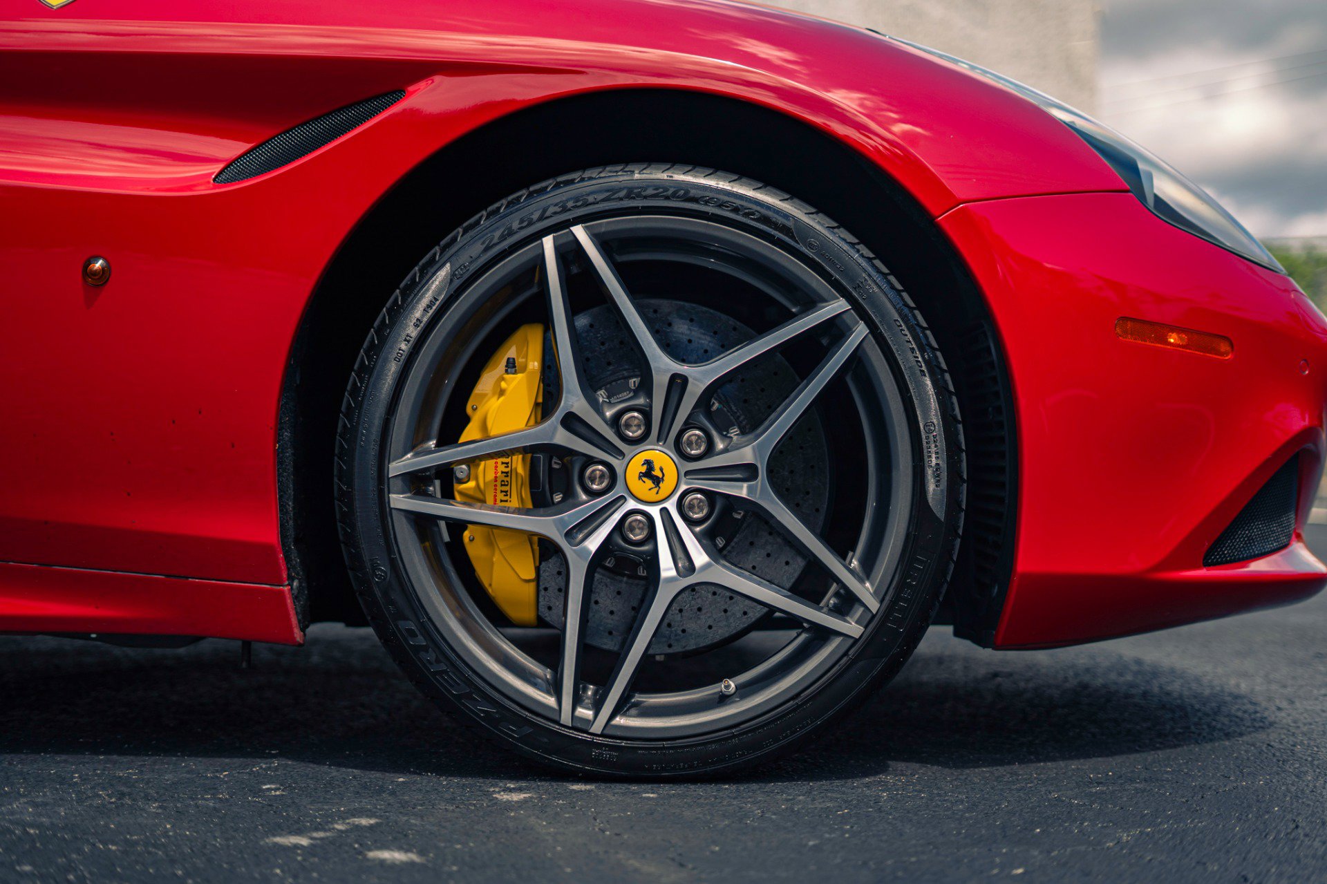 Used 2016 Ferrari California T RWD image 15