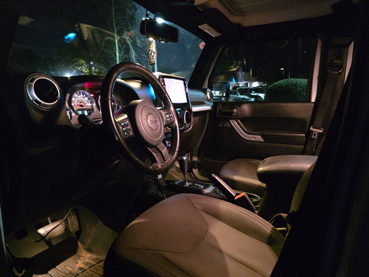 Used 2016 Jeep Wrangler Unlimited Sahara w/ Connectivity Group image 40