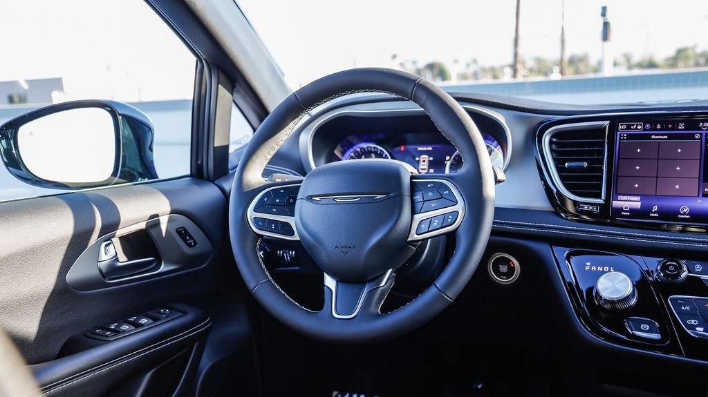 New 2027 Chrysler Pacifica Select FWD image 18