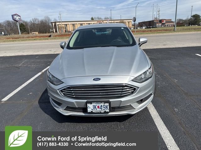 Used 2017 Ford Fusion SE image 2