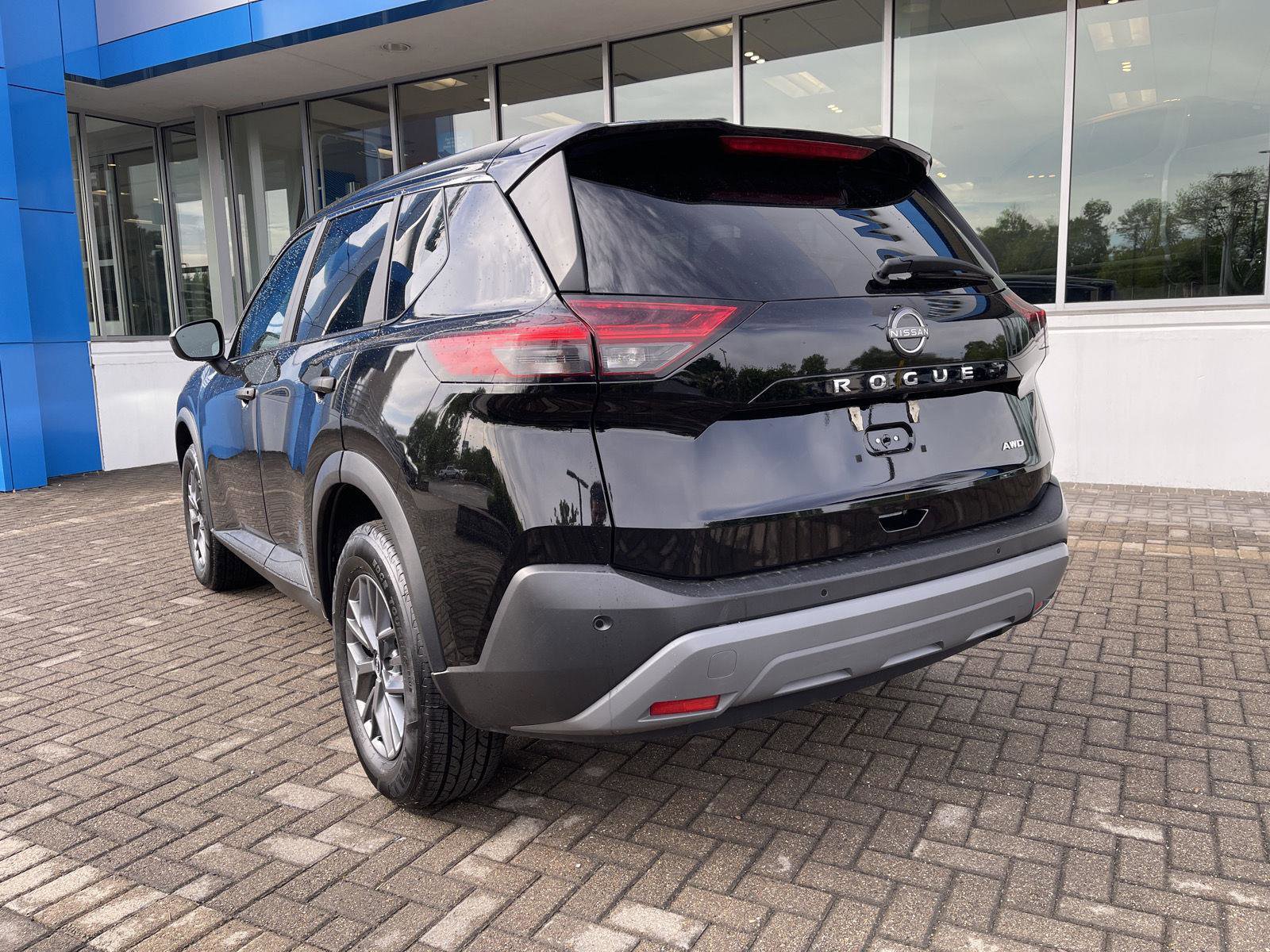 Used 2023 Nissan Rogue S AWD/4WD image 3