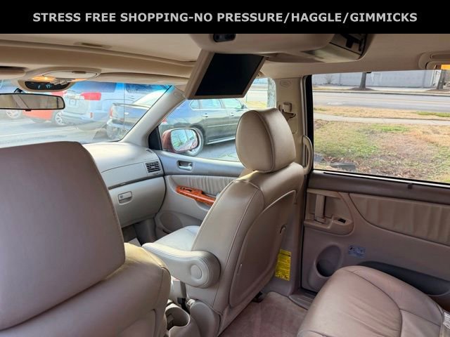 Used 2010 Toyota Sienna XLE image 28