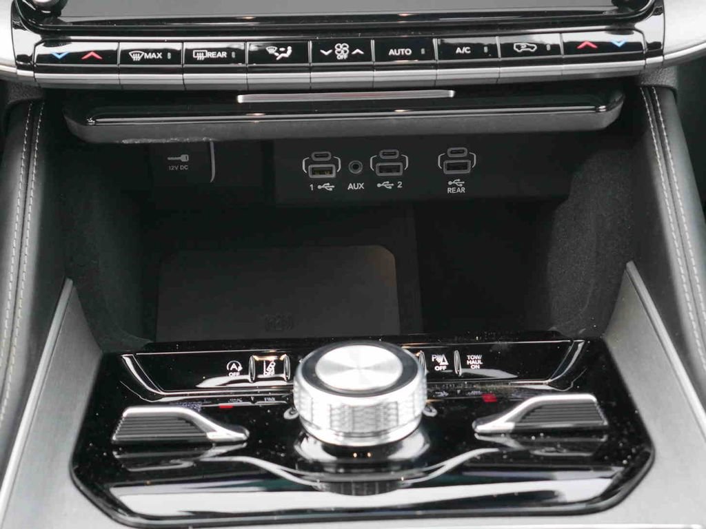 New 2025 Jeep Wagoneer L Series II w/ Convenience Group I AWD/4WD image 7