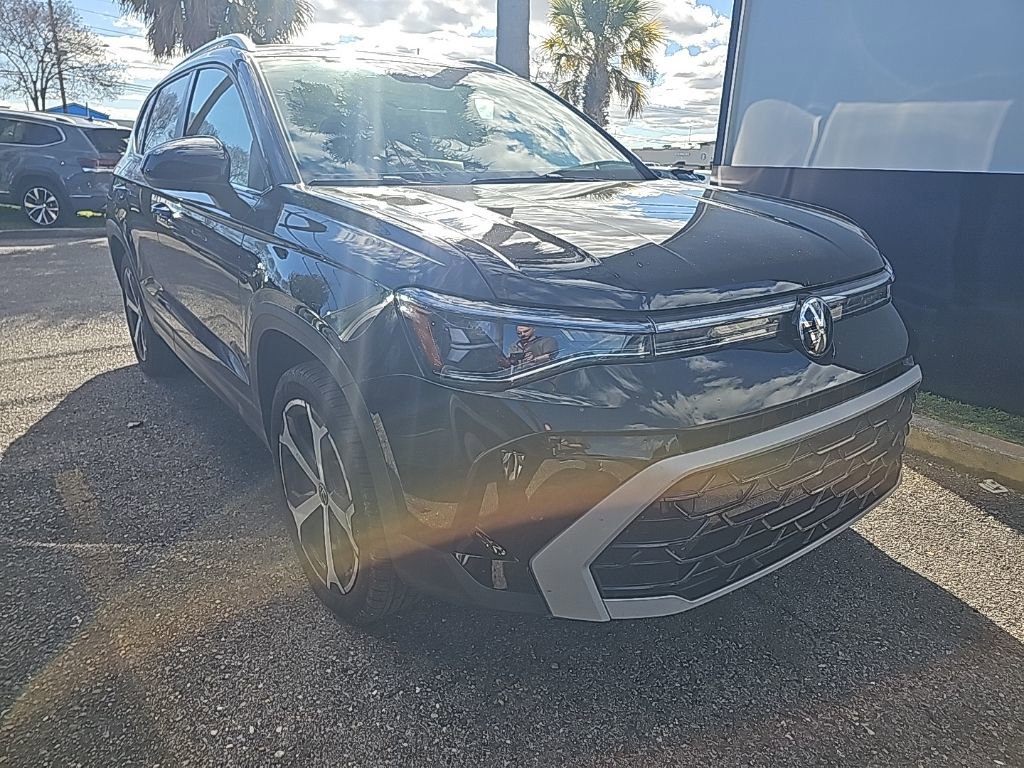 Used 2025 Volkswagen Taos SEL image 3