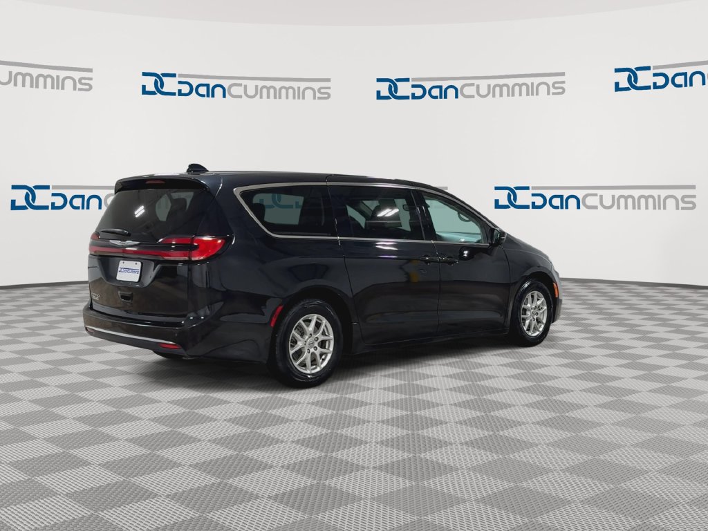 Used 2023 Chrysler Pacifica Touring-L FWD image 9