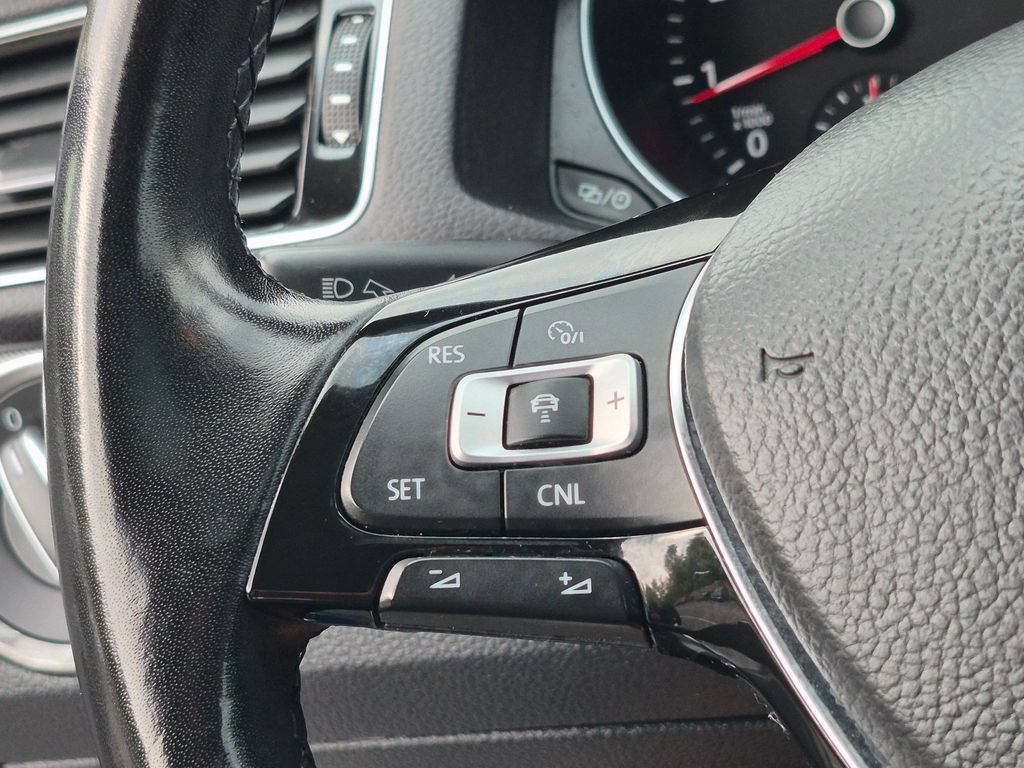 Used 2018 Volkswagen Passat 2.0T SE FWD image 13
