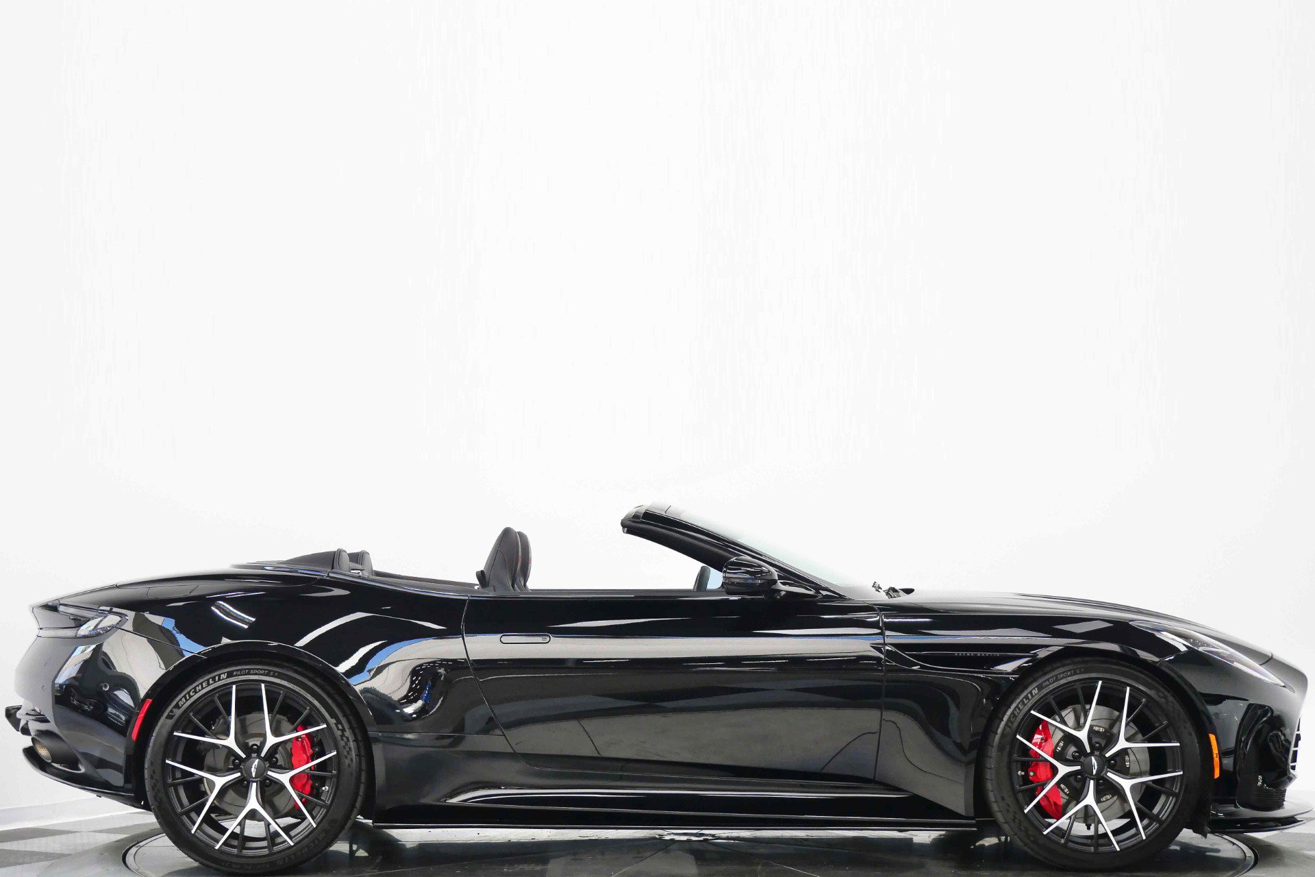 Used 2025 Aston Martin DB12 Convertible RWD image 2