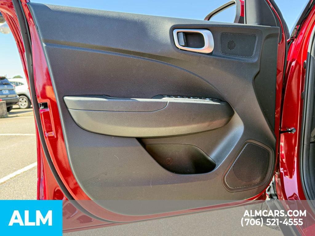 Used 2025 Hyundai Venue SEL FWD image 9