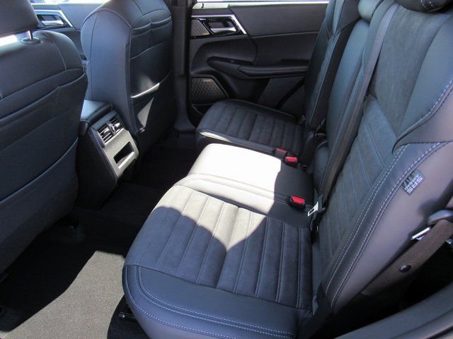 New 2025 Mitsubishi Outlander SE image 9