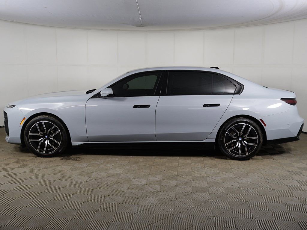 Used 2025 BMW i7 xDrive60 w/ Premium Package image 16