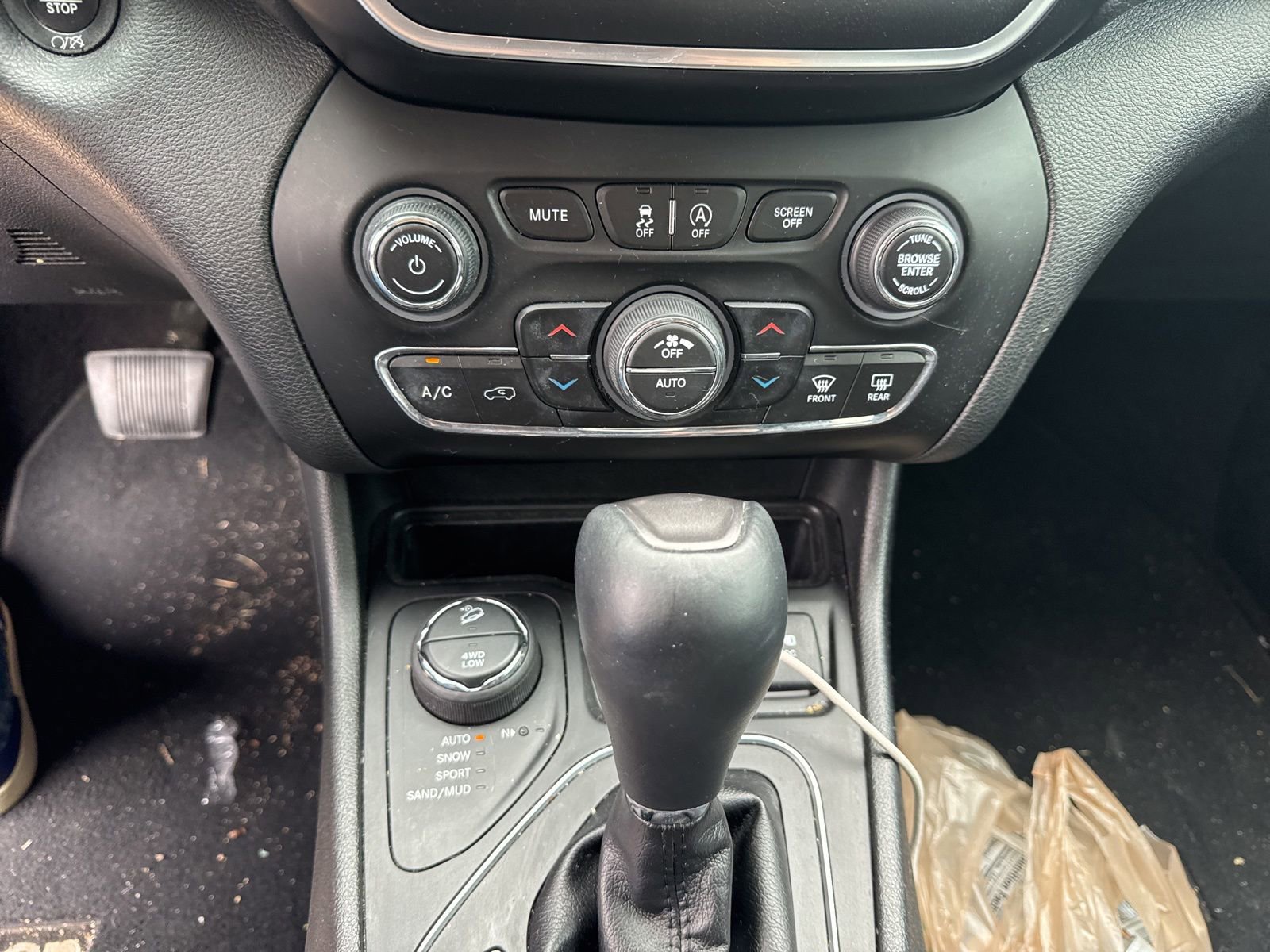 Used 2019 Jeep Cherokee Latitude Plus w/ Comfort/Convenience Group AWD/4WD image 20