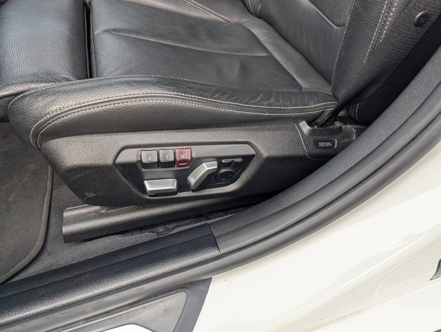 Used 2018 BMW 330e w/ Premium Package image 24