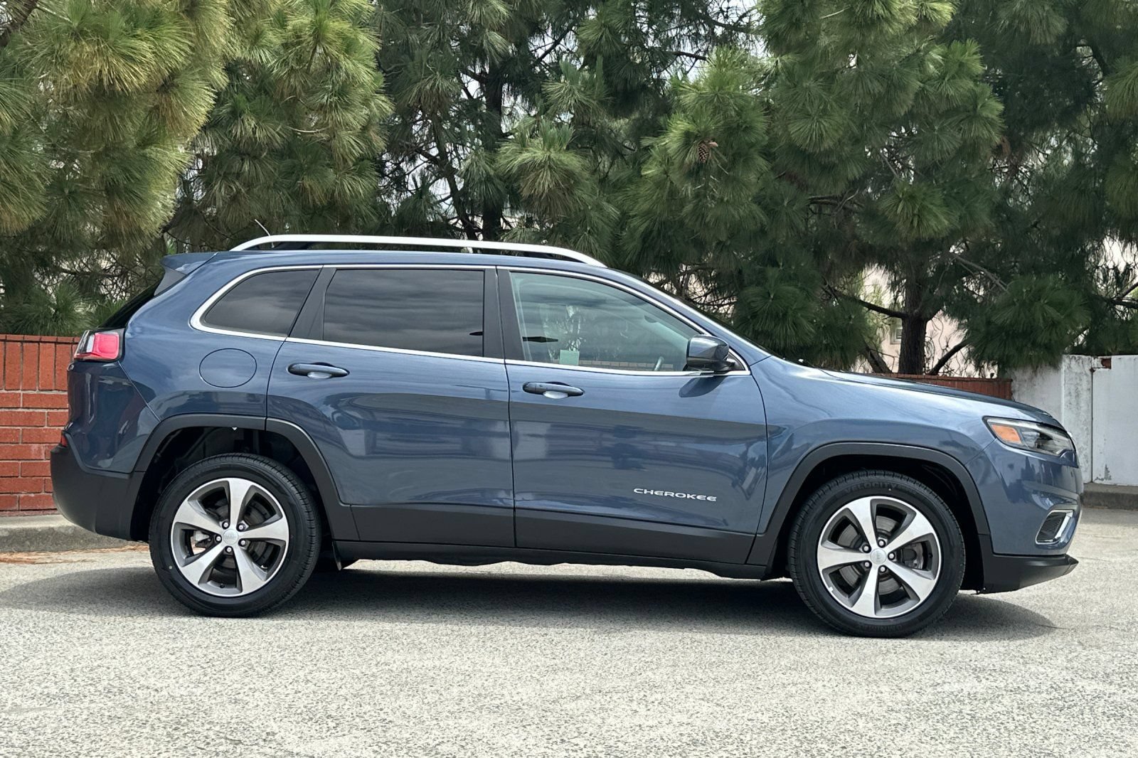 Used 2020 Jeep Cherokee Limited w/ Advanced Safety Group FWD image 3