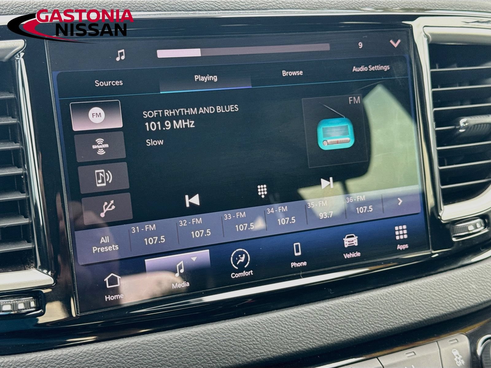 Used 2023 Chrysler Pacifica Touring-L FWD image 17
