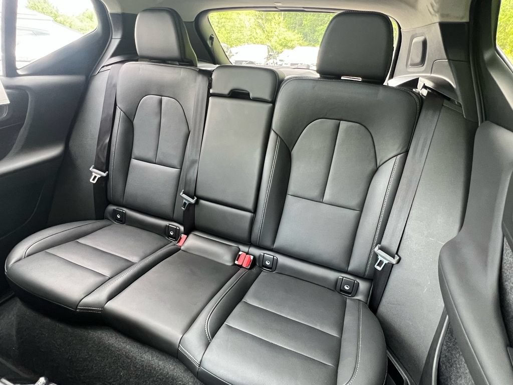 Certified 2025 Volvo XC40 B5 Core AWD/4WD image 22