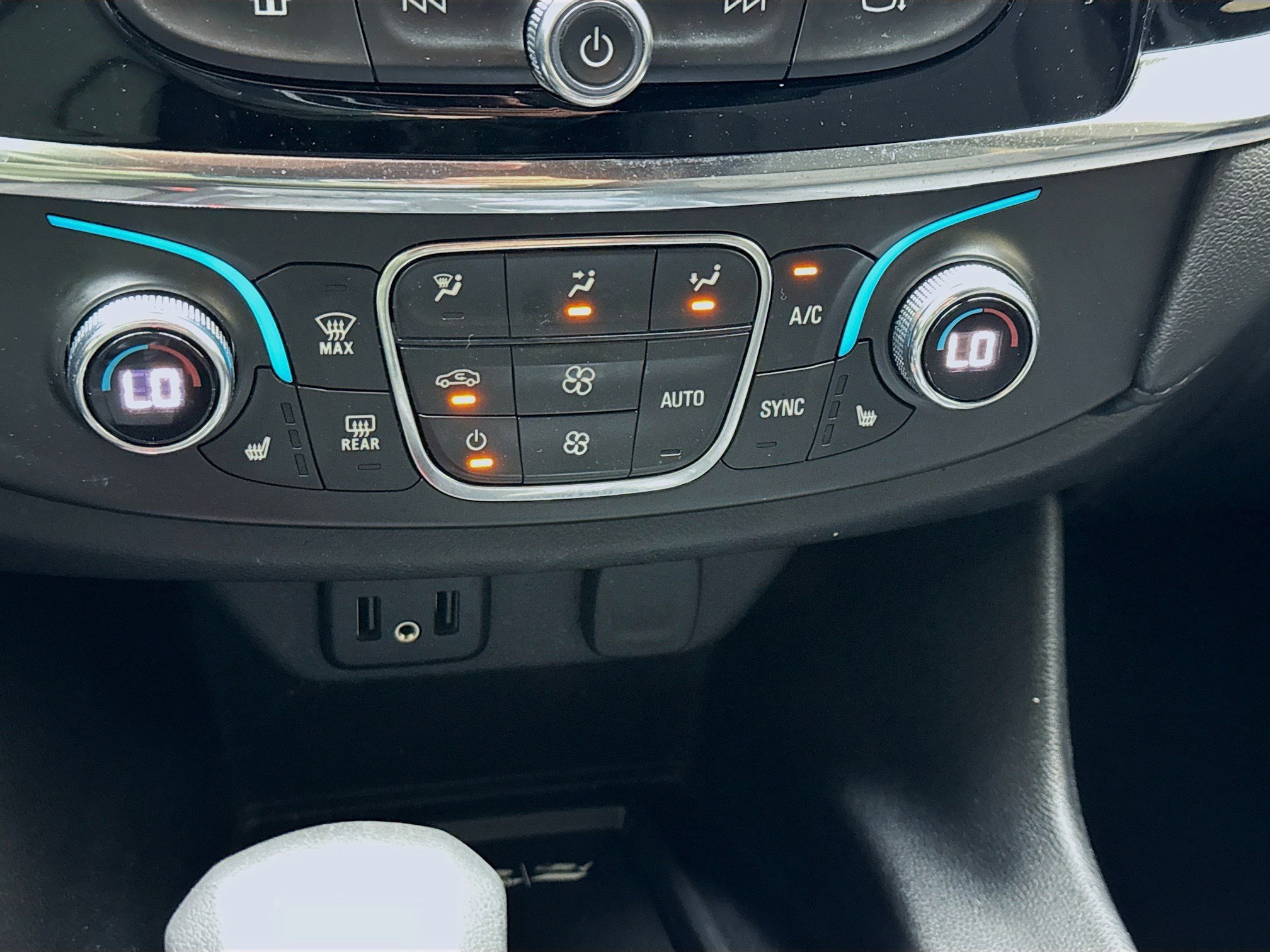 Used 2023 Chevrolet Traverse LT image 12